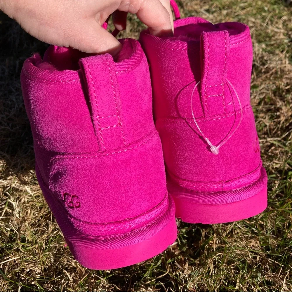 UGG Women's Hot Pink Neumel Chukka Lace Up Suede Shearling Pink Boots BRAND NEW